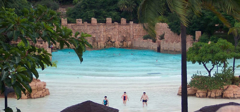 Uma das atrações do parque aquático em Sun City, piscina de ondas