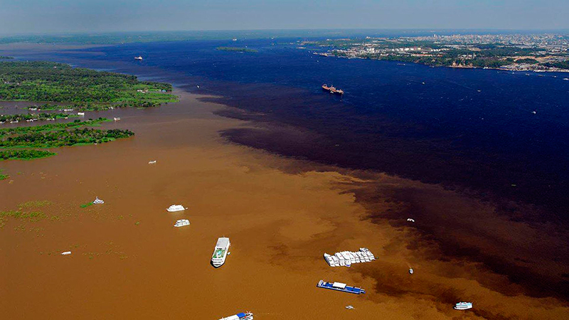 Viagem para Amazônia: O encontro das águas do Rios Negro com as águas do Rio Solimões é um fenômeno incrível