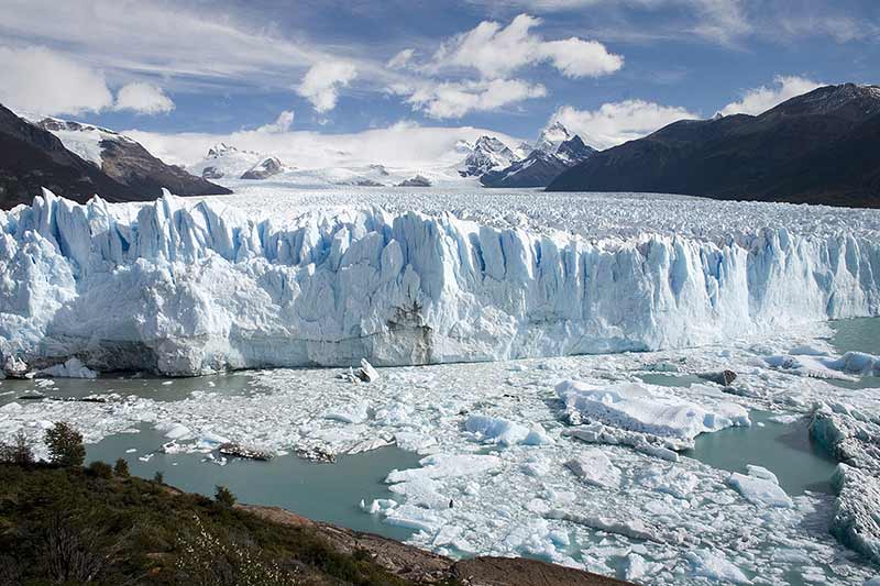 O Glaciar perito moreno é muito procurado por causa das suas enormes dimensões